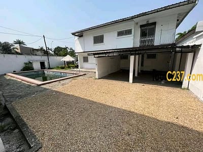 Maison Duplex à louer à Bonapriso Douala